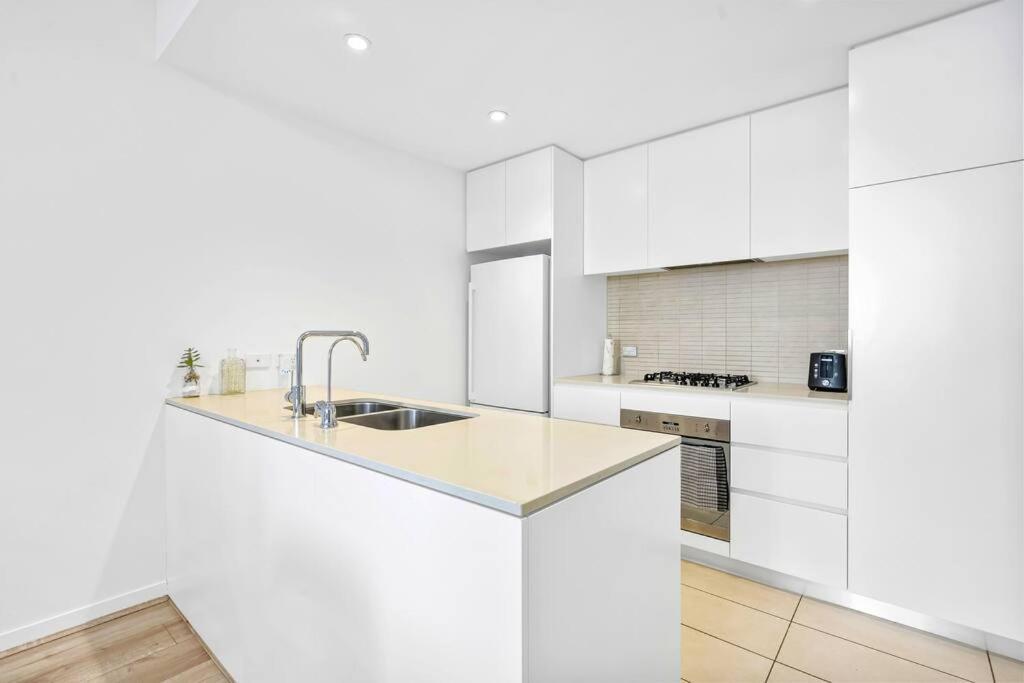 Apartment Convenient Modern 2bed Near Airport *
