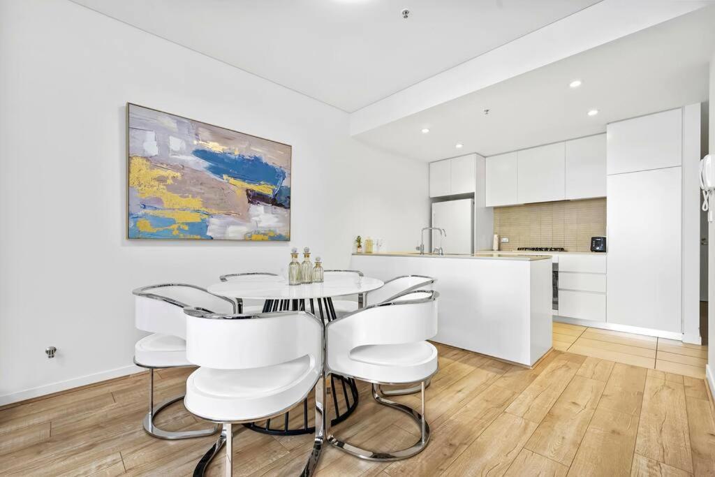 Convenient Modern 2bed Near Airport *