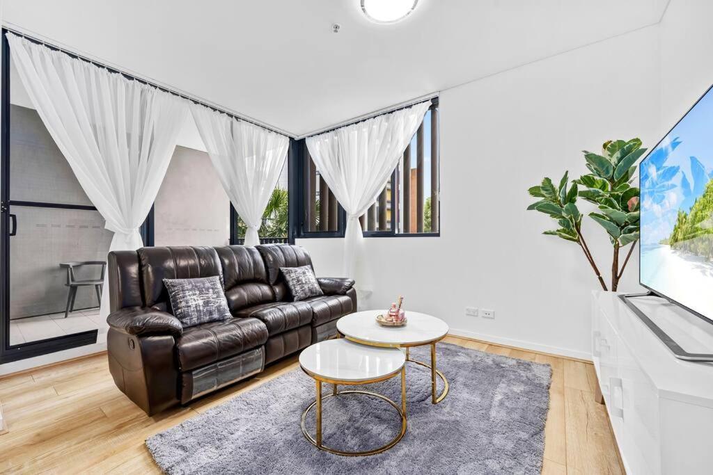 Convenient Modern 2bed Near Airport *